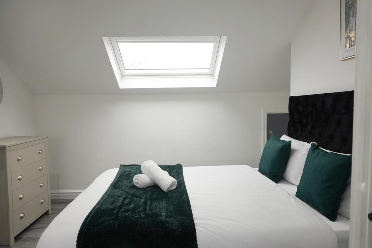 Contractors Dream, 4 Bedroom 2 Bathroom Holiday home Liverpool