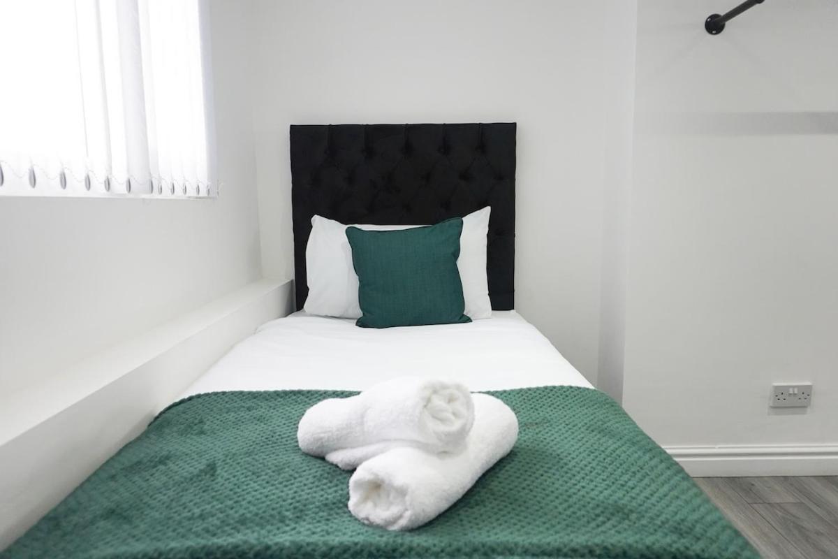 Contractors Dream, 4 Bedroom 2 Bathroom Holiday home *