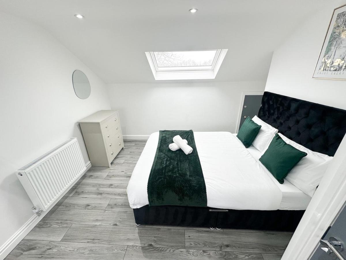 Contractors Dream, 4 Bedroom 2 Bathroom Holiday home Liverpool