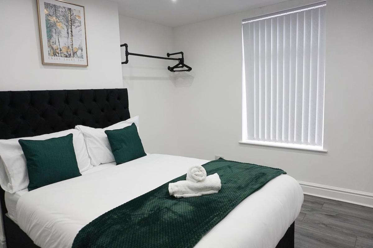 Contractors Dream, 4 Bedroom 2 Bathroom * Liverpool