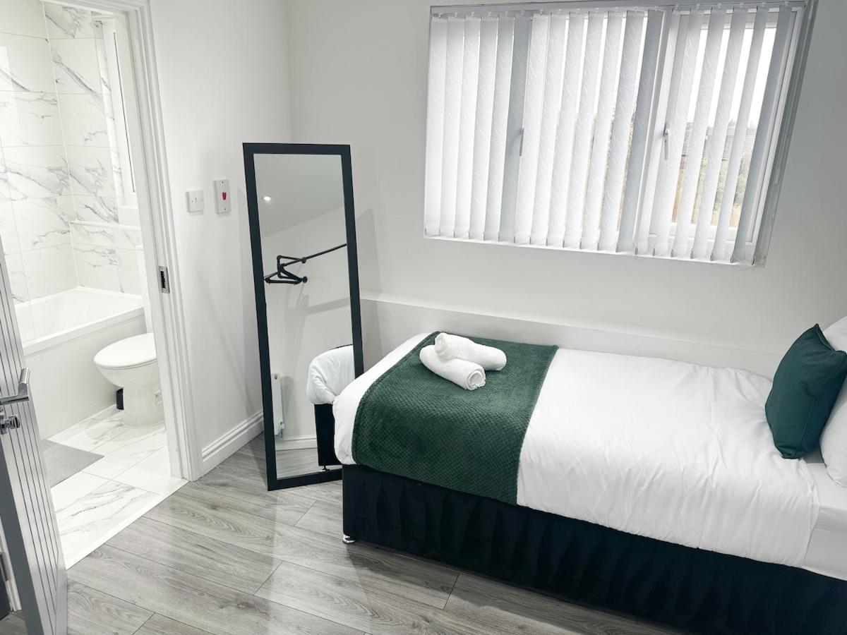 Contractors Dream, 4 Bedroom 2 Bathroom Holiday home