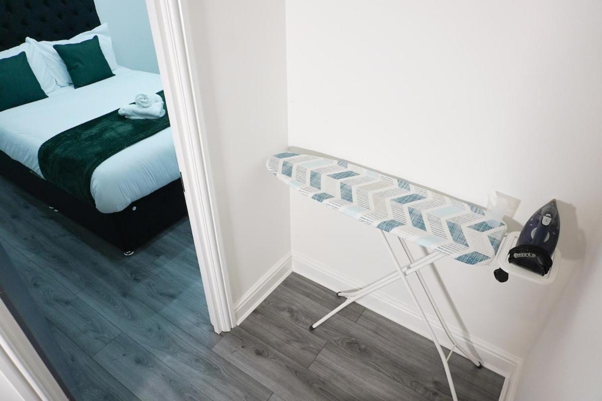 Contractors Dream, 4 Bedroom 2 Bathroom Holiday home Liverpool
