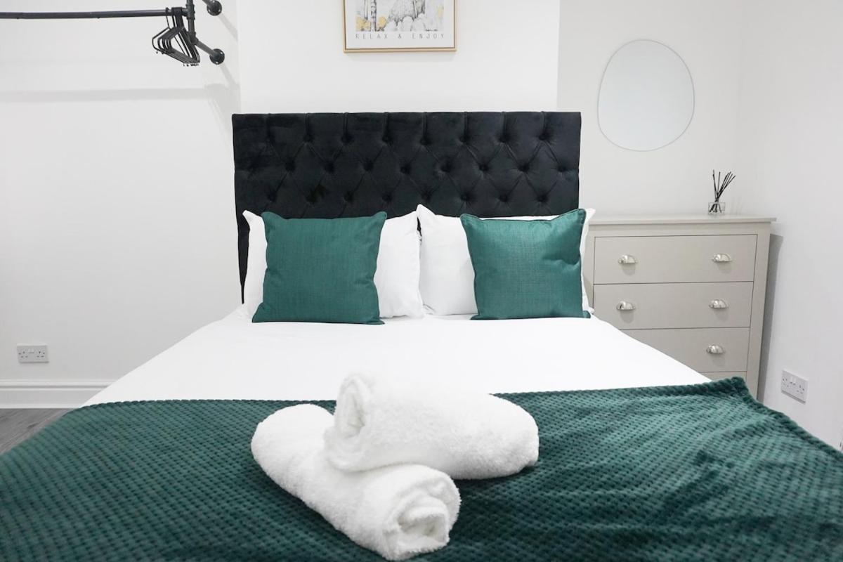 Contractors Dream, 4 Bedroom 2 Bathroom * Liverpool