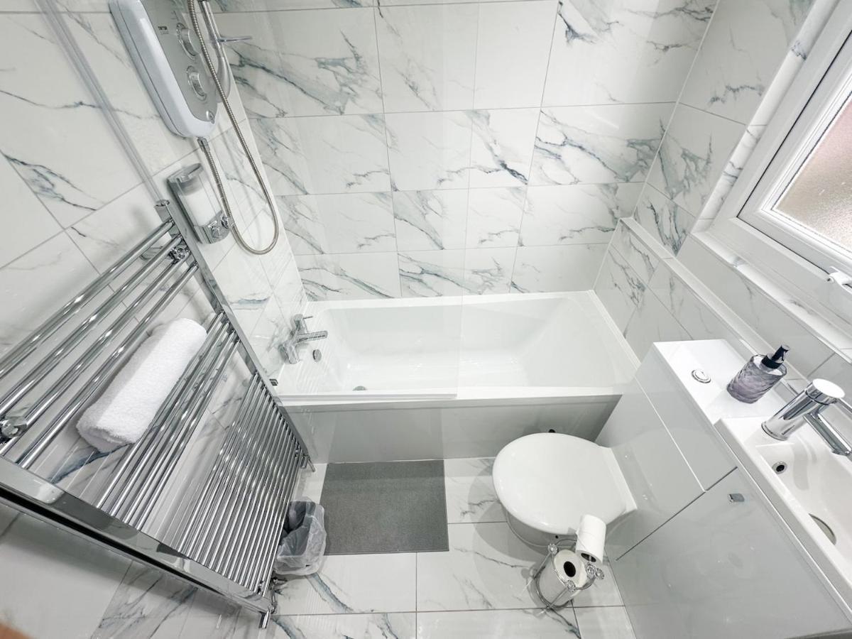 Contractors Dream, 4 Bedroom 2 Bathroom Holiday home *