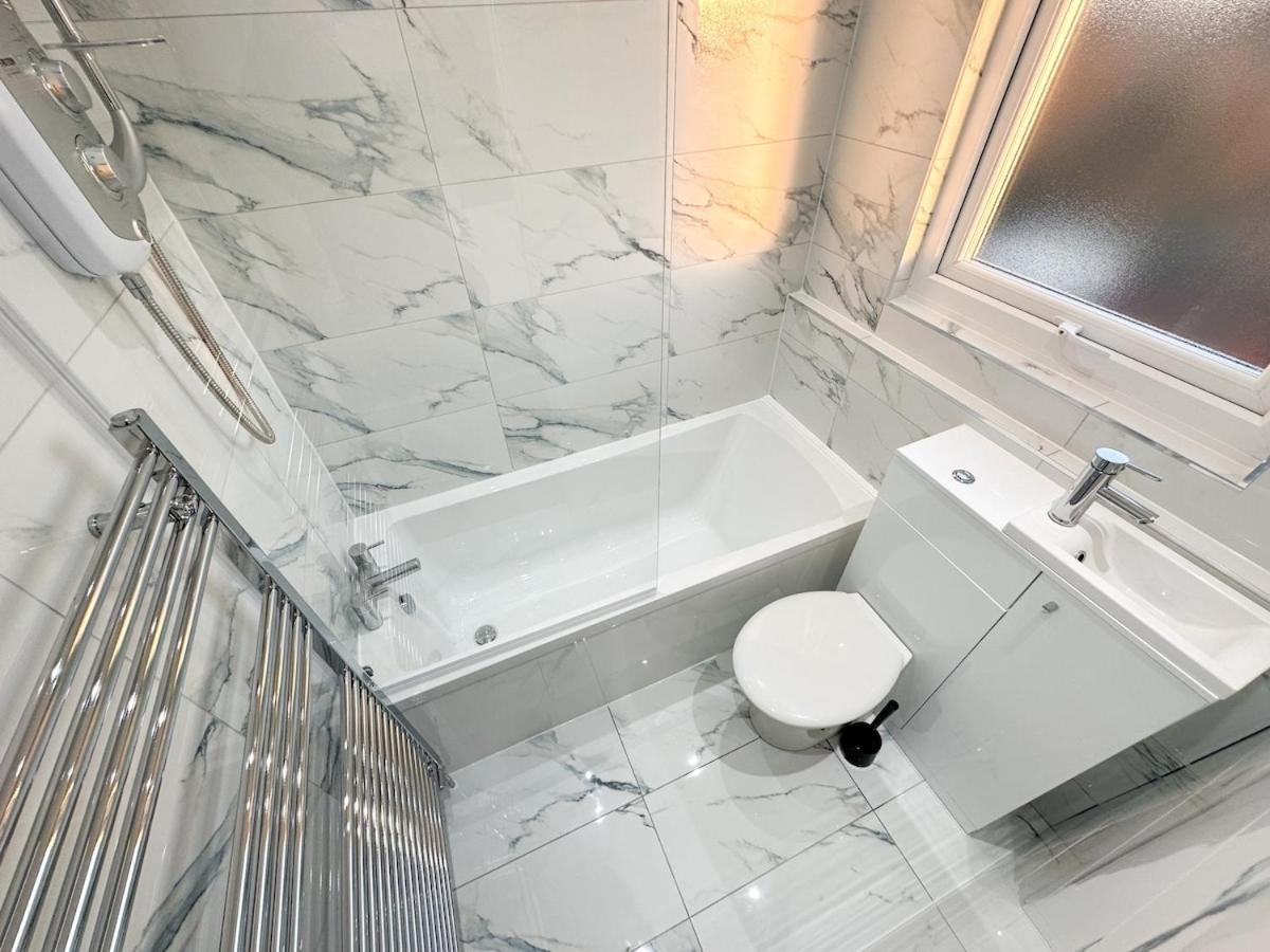 Contractors Dream, 4 Bedroom 2 Bathroom Holiday home *