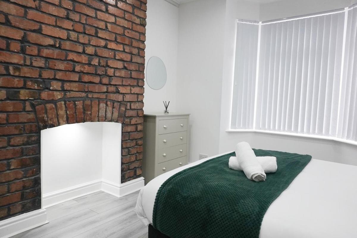 Contractors Dream, 4 Bedroom 2 Bathroom Holiday home Liverpool
