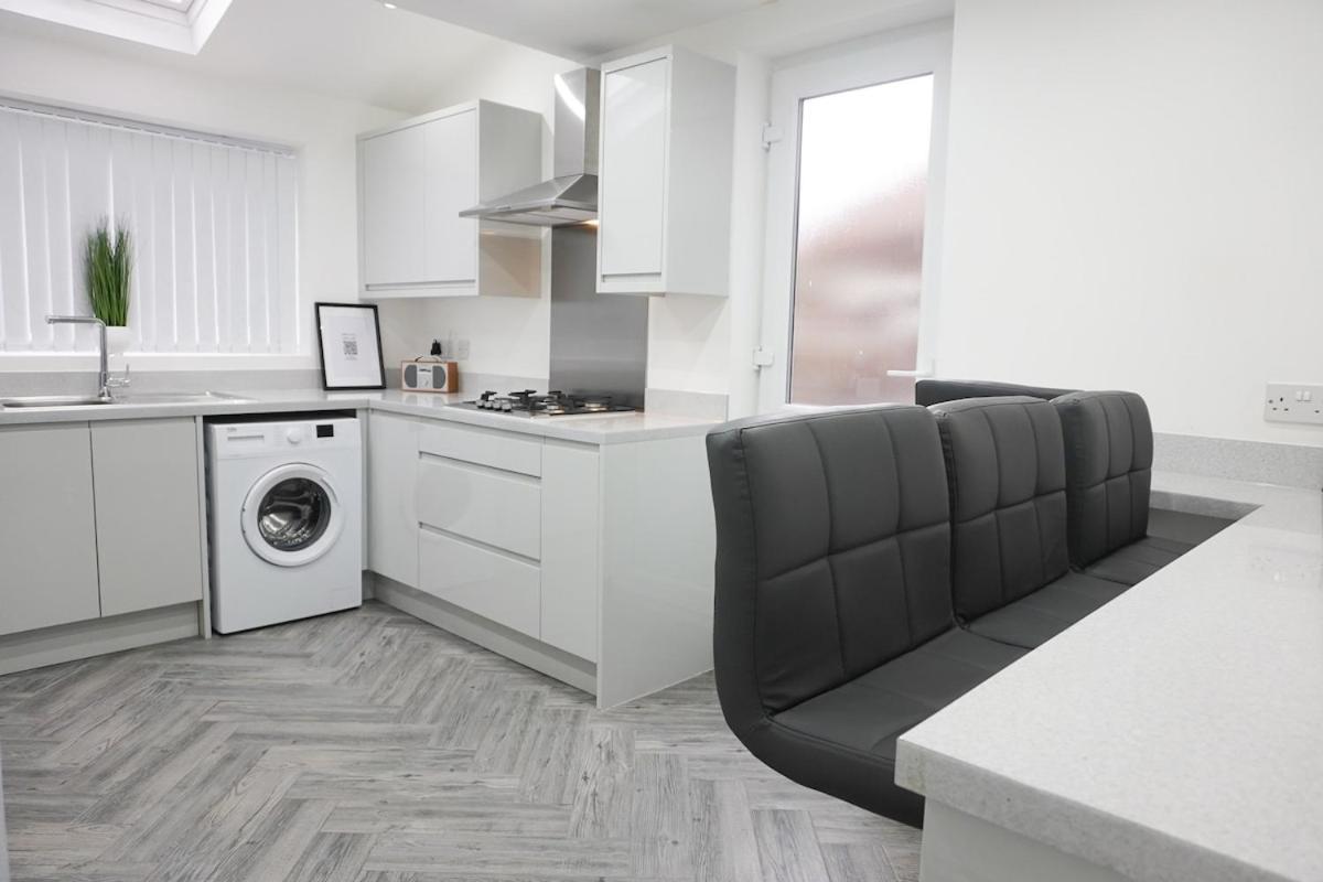 Contractors Dream, 4 Bedroom 2 Bathroom Holiday home *