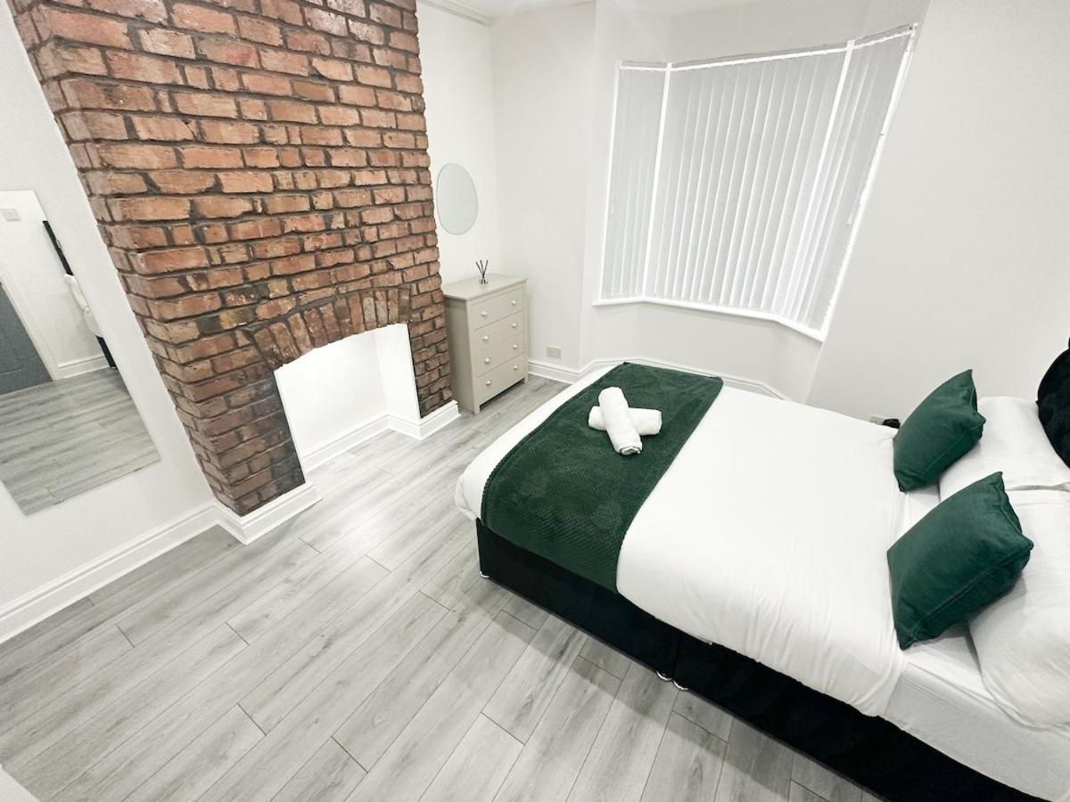 Contractors Dream, 4 Bedroom 2 Bathroom Holiday home *