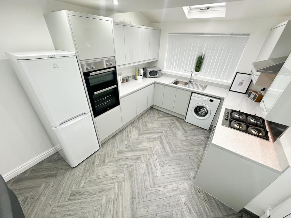 Contractors Dream, 4 Bedroom 2 Bathroom Holiday home Liverpool