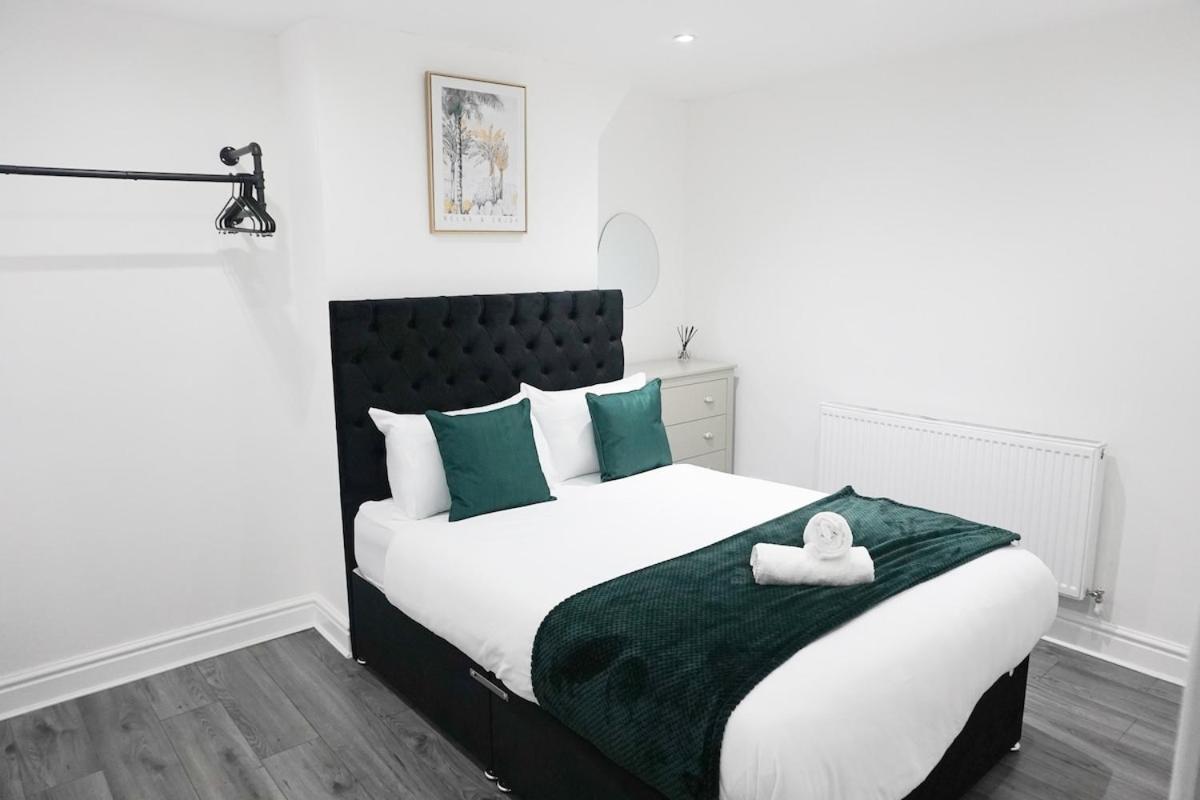 Contractors Dream, 4 Bedroom 2 Bathroom * Liverpool