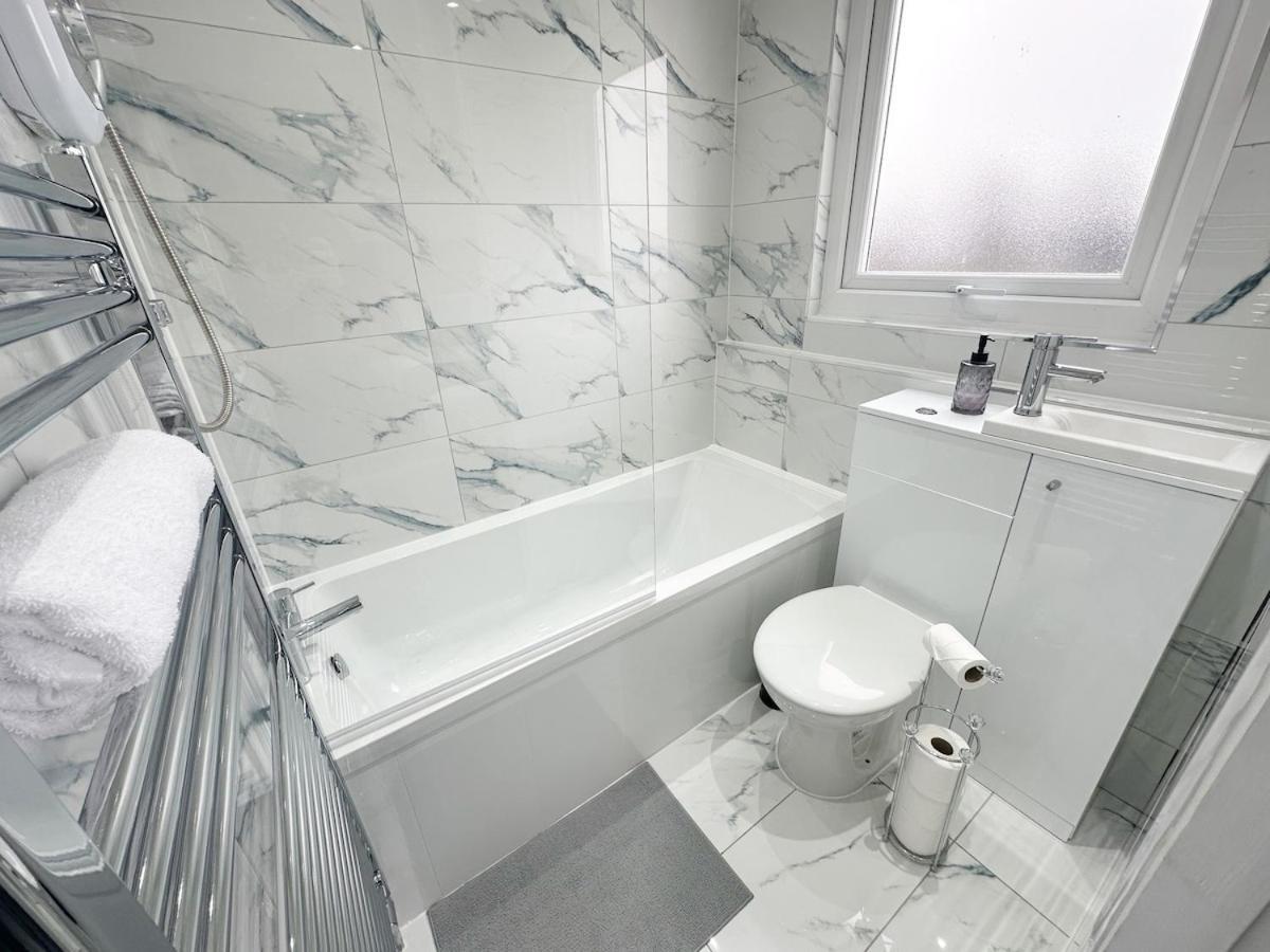 Contractors Dream, 4 Bedroom 2 Bathroom Holiday home Liverpool