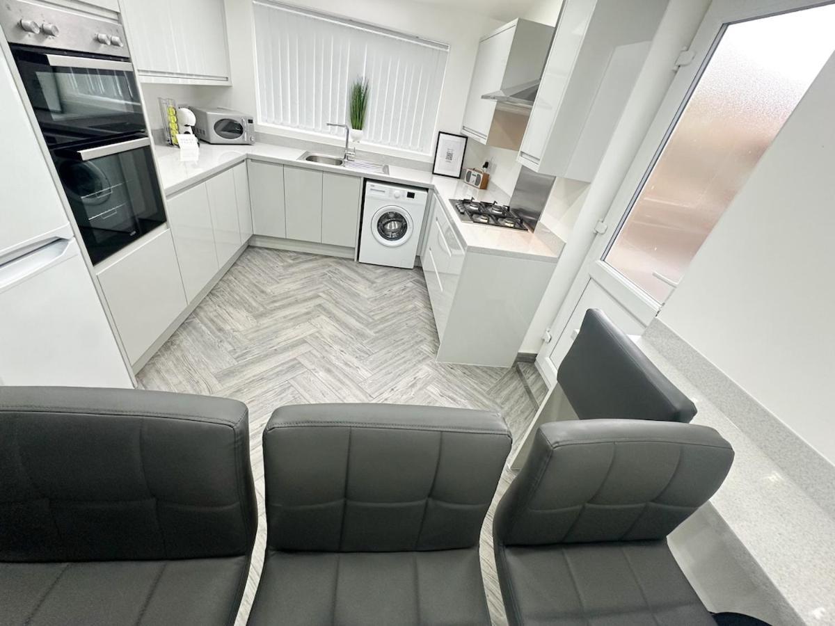 Contractors Dream, 4 Bedroom 2 Bathroom * Liverpool